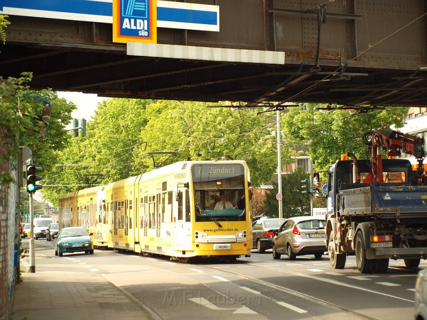 LKW riss Oberleitung ab Koeln Deutz Am Schnellert Siegburgerstr P177.JPG